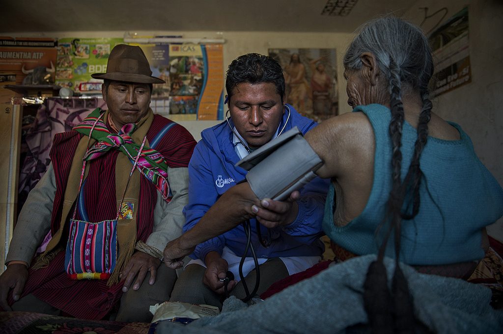 Médicos tradicional e indígena pasan consulta en Bolivia Foto:  AECID/Miguel Lizana