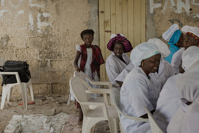 Mujeres trabajando con niña al fondo. Proyecto Pacersen