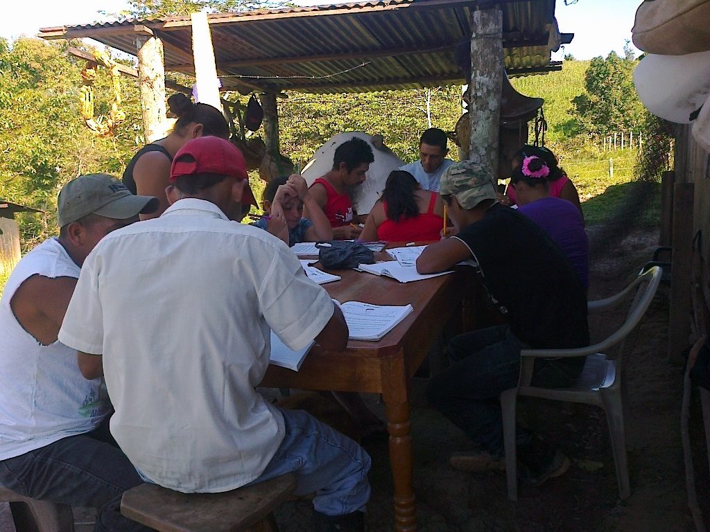 Personas adultas estudiando en el medio rural. Foto: OEI Nicaragua