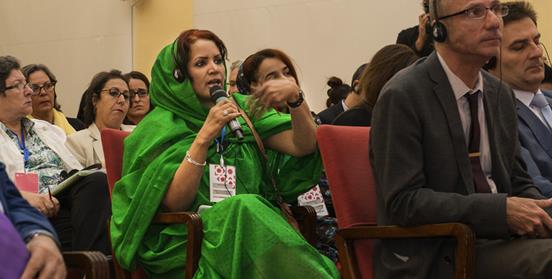 Mujer interviniendo en Jornadas Masar. Foto Miguel Lizana / AECID